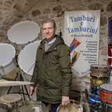 � tra i pochi artigiani rimasti nel Sud Italia a realizzare a mano strumenti a percussione. Lui � il 67enne Rocco Pettinelli, falegname di Palo del Colle